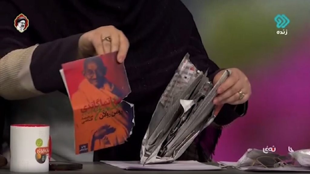 ببینید | تصاویر باورنکردنی المیرا شریفی‌مقدم از وضعیت اسفناک یک کتاب پس از ارسال پستی روی آنتن زنده!