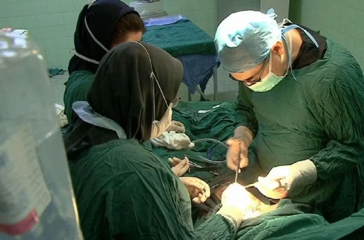 خارج کردن توده ۱۰ کیلویی از شکم یک بیمار