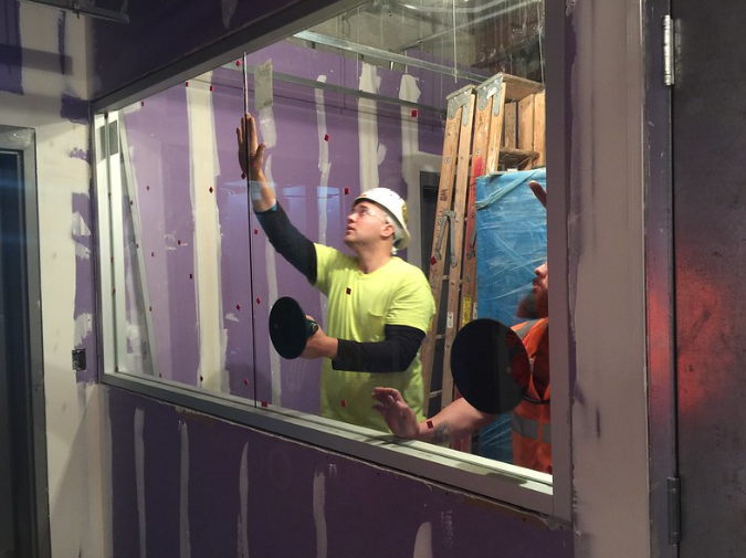 قیمت شیشه سکوریت با نصب چقدره؟ 8 قیمت شیشه سکوریت با نصب چقدره؟