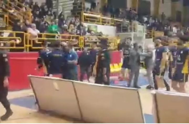 جنجال و درگیری بین بازیکنان تیم های والیبال گرگان و شهرداری ارومیه