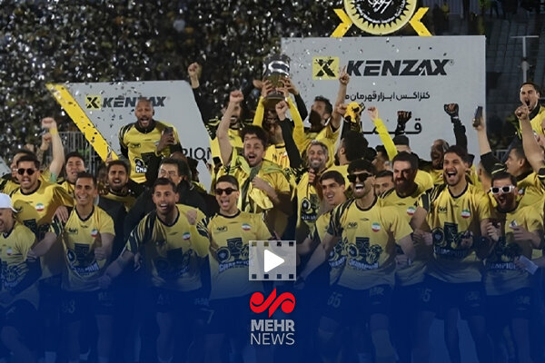 لحظه بالا رفتن کاپ قهرمانی سوپرجام ایران توسط بازیکنان سپاهان