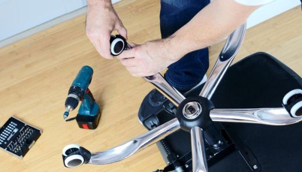 صندلی اداری کهنه