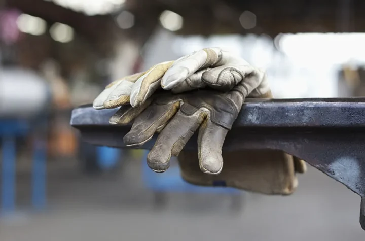 درخواست فعال کارگری: حقوق کارگران دوبار در سال افزایش یابد