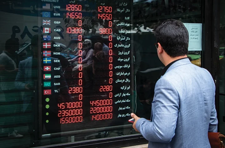 فاصله ۲۰۰۰ تومانی نرخ خرید و فروش دلار