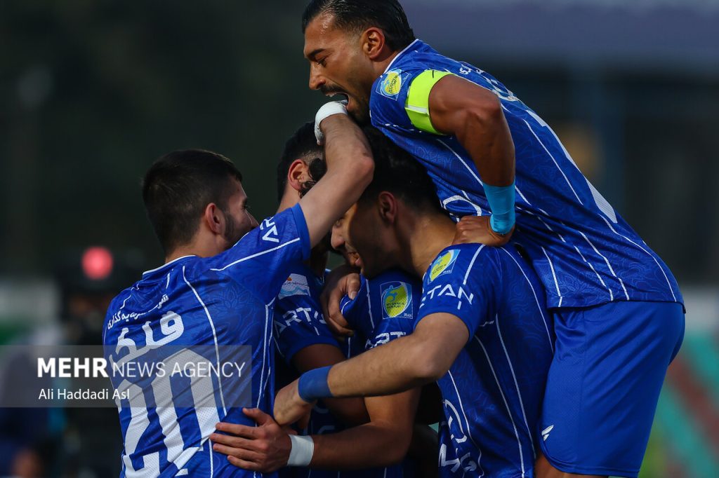 دیدار تیم ‌های فوتبال استقلال و فولاد خوزستان