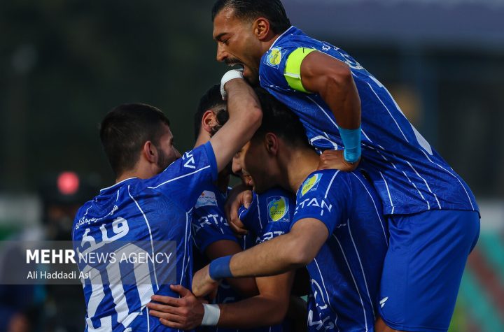 دیدار تیم ‌های فوتبال استقلال و فولاد خوزستان