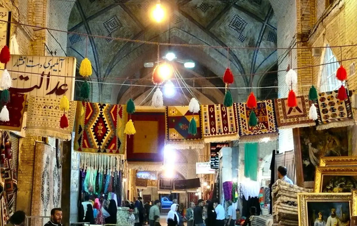 راهنمای جامع بازدید از بازار وکیل شیراز: تاریخچه، جاذبه‌ها و خرید سوغات