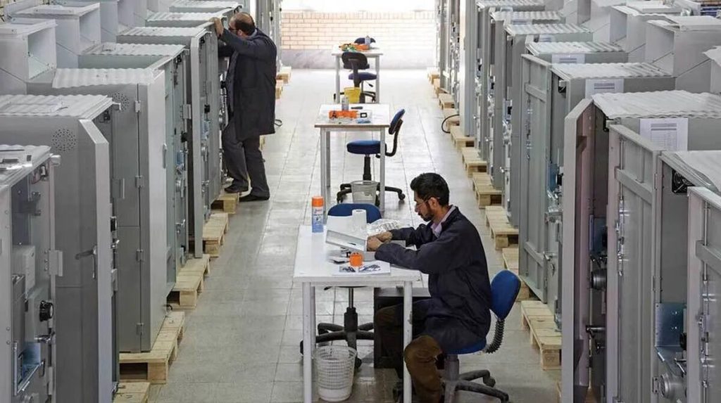 تصویری از یک طبیعت زیبا با درختان و کوه‌های سرسبز