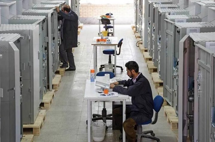 تصویری از یک طبیعت زیبا با درختان و کوه‌های سرسبز