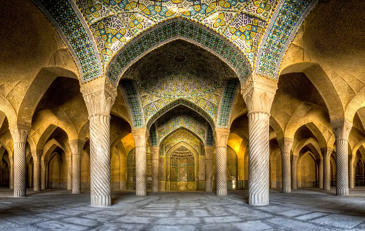 راهنمای جامع بازدید از بازار وکیل شیراز: تاریخچه، جاذبه‌ها و خرید سوغات