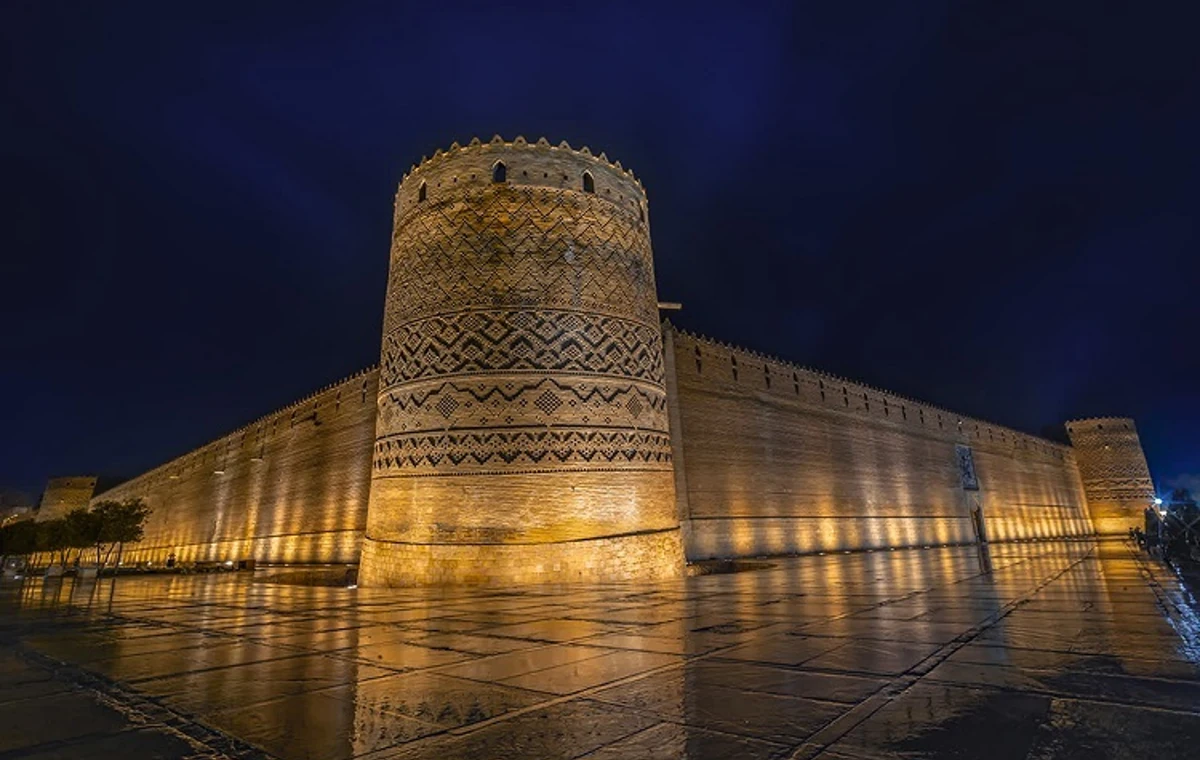 راهنمای جامع بازدید از بازار وکیل شیراز: تاریخچه، جاذبه‌ها و خرید سوغات