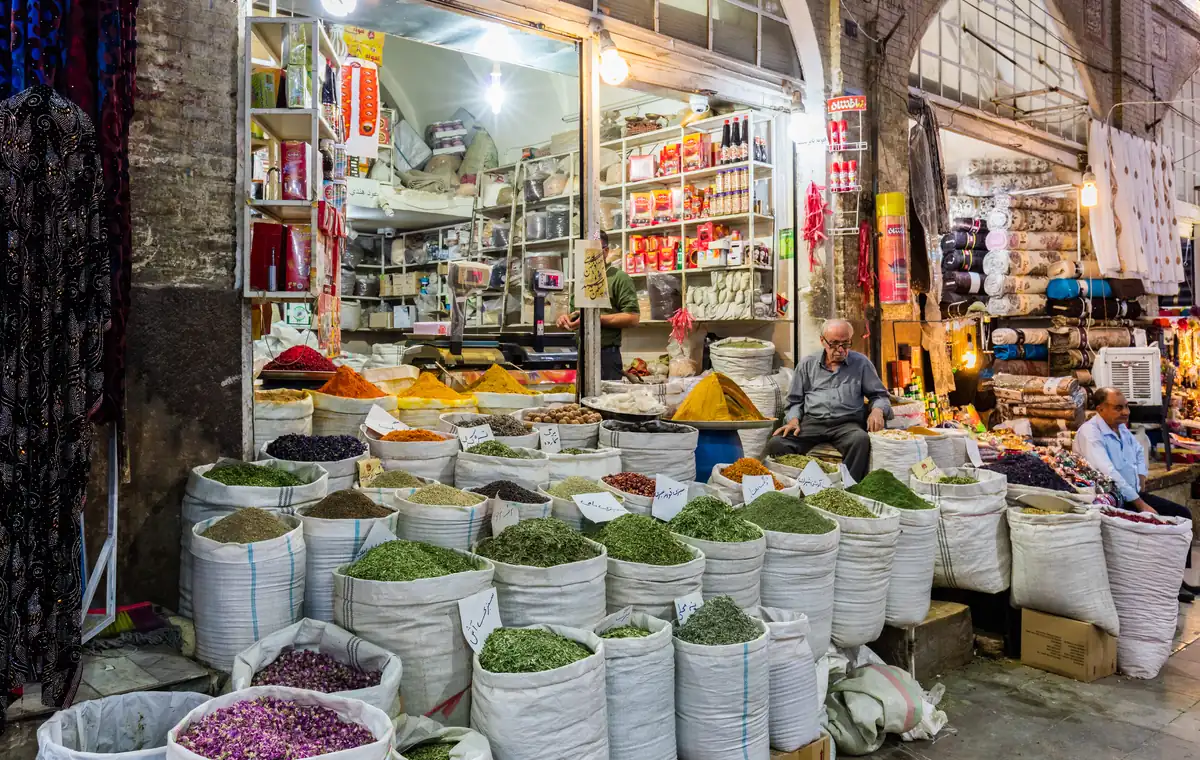 راهنمای جامع بازدید از بازار وکیل شیراز: تاریخچه، جاذبه‌ها و خرید سوغات